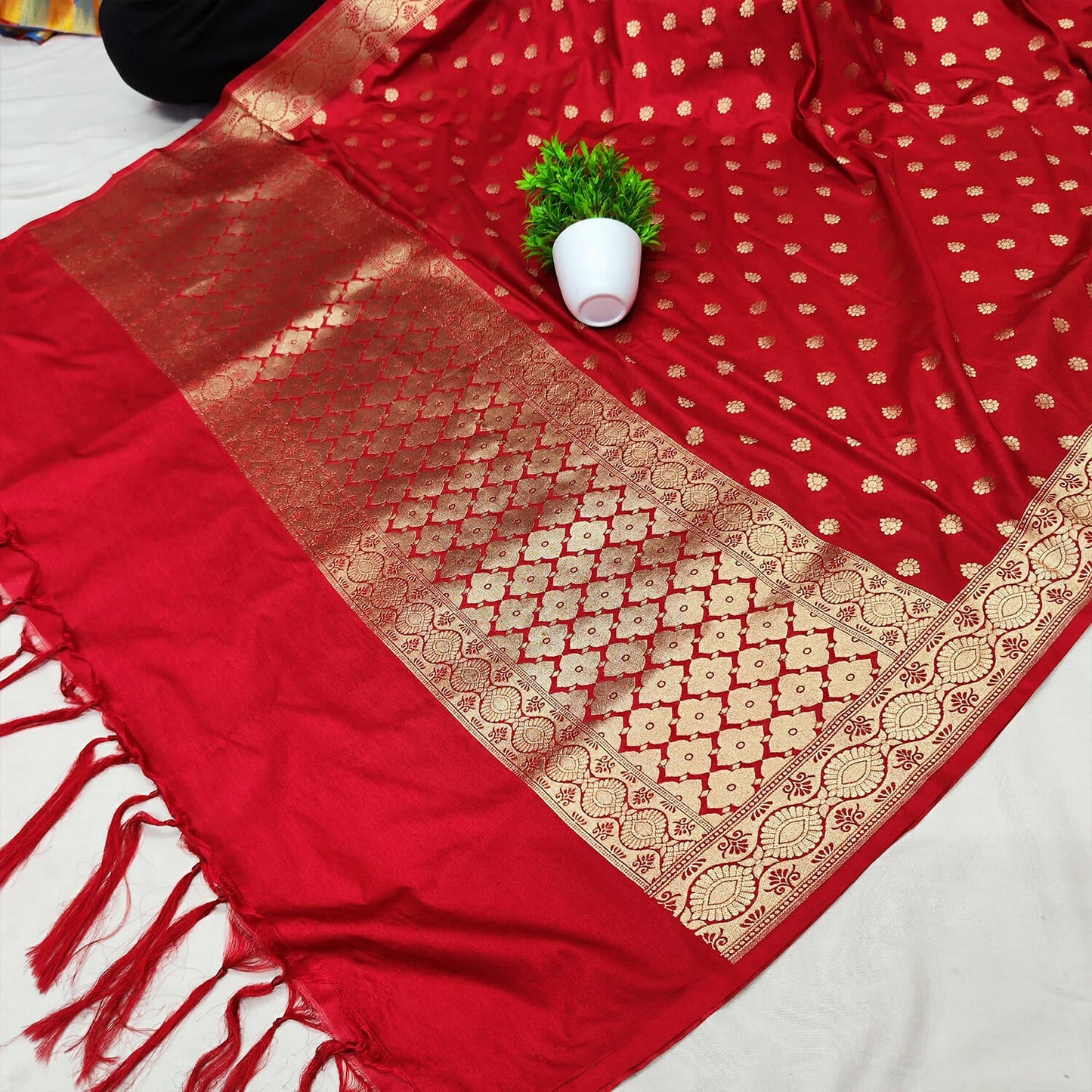 Silk Banarasi Handloom Saree - All over Kadua motifs With Meenakari